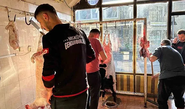 Hasköy'de bayram namazının ardından kurban kesimi başladı