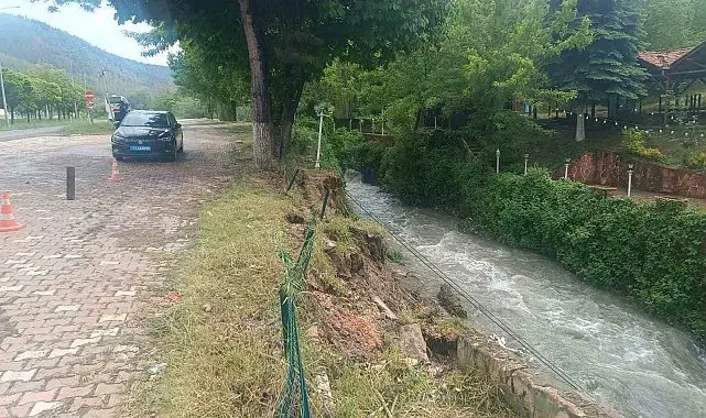 Bilecik'te istinat duvarı çöktü, toprak kayması meydana geldi