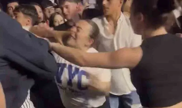 Konserde tekme ve yumruklar havada uçuştu