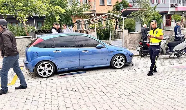 Kediden kaçarken park halindeki otomobile çarptılar
