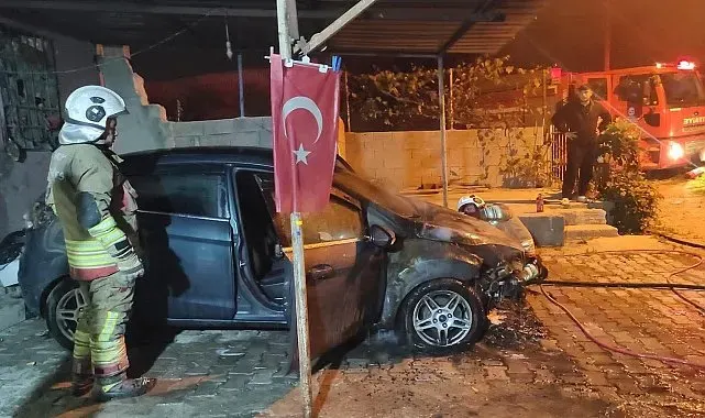 İskenderun'da otomobilin motorundan alevler yükseldi