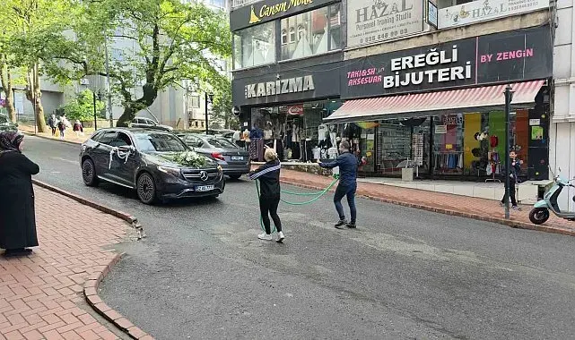 Düğün konvoyunu zincirli sürpriz durdurdu