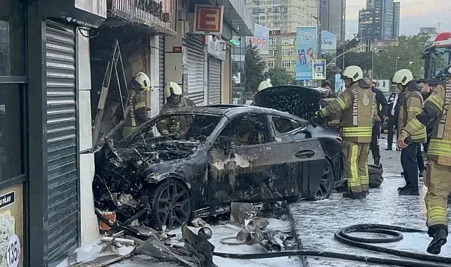 Şişli'de lüks araç dükkana girdi:2 yaralı