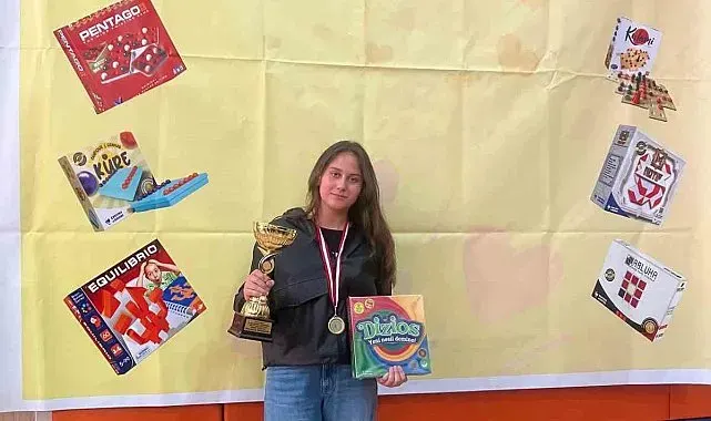İmam Hatipli kız öğrenci ilçeye birincilik ile döndü