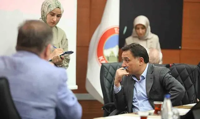 Vali Çiçek, vatandaşlarla bir araya gelmeye devam ediyor