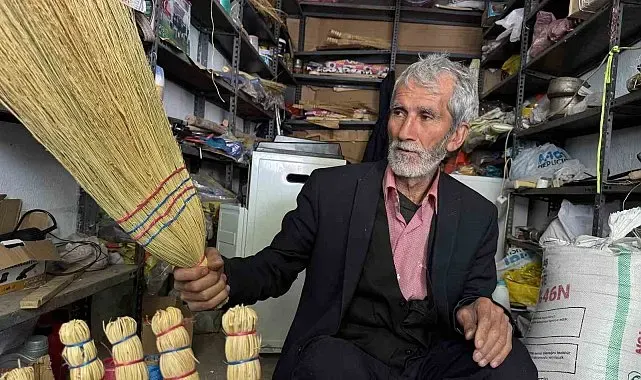 31 yıldır süpürge üreterek hayatını sürdürüyor