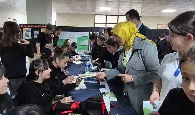Düzce'de minik yazarlar imza günü yaptı