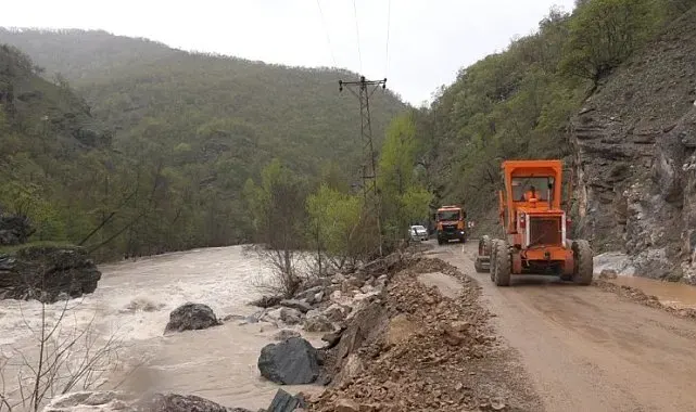 Munzur taşkını sonrası kapanan yol 2 günlük çalışmayla yeniden ulaşıma açıldı