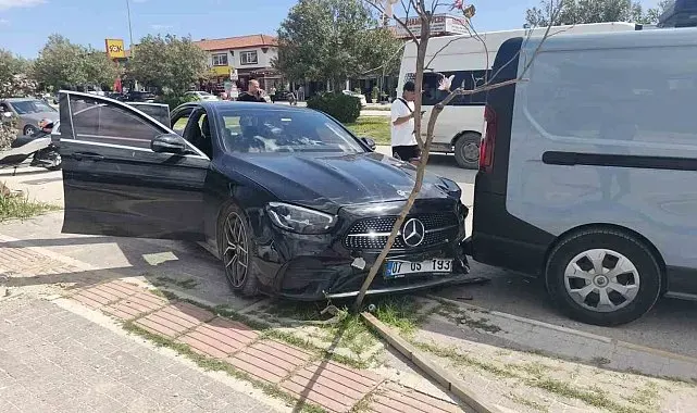 Antalya'da minibüs park halindeki araca çarptı: 4 yaralı