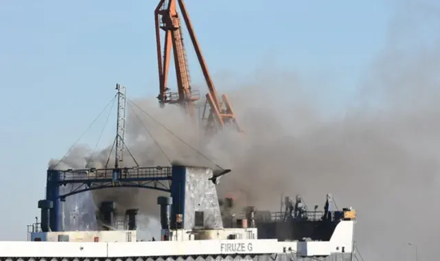 Samsun Limanı'nda kuru yük gemisi yanıyor