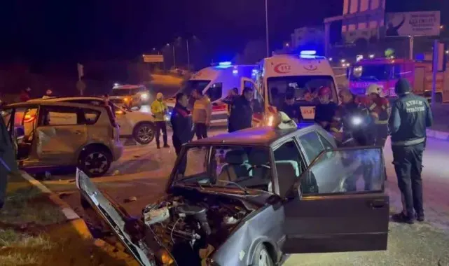 Söke'de trafik kazası: Sürücüler ve yolcular yaralandı