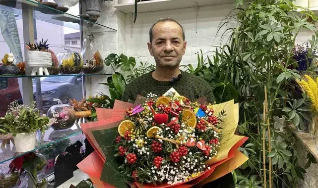 Bereket ve şans getirdiğine inanılan kokina çiçekleri yok satıyor