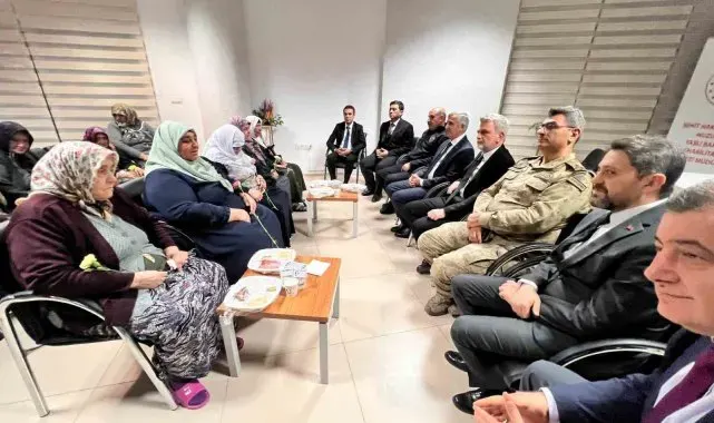 Yılbaşı gecesi huzurevindeki yaşlılara ziyaret
