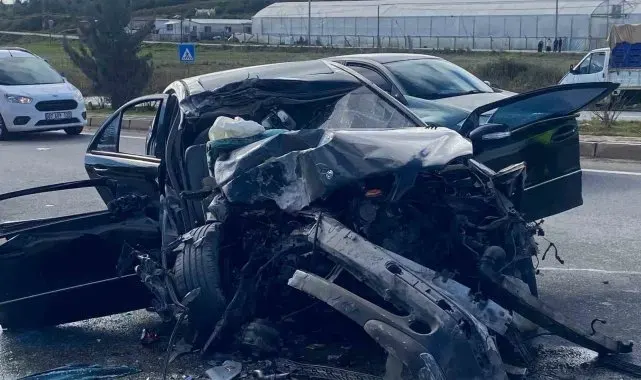 Tırla çarpışan otomobil hurdaya döndü: 3 yaralı