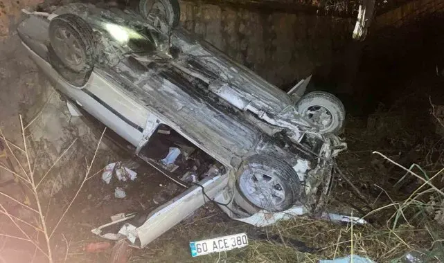 Otomobil dereye uçtu, sürücü ölümden döndü