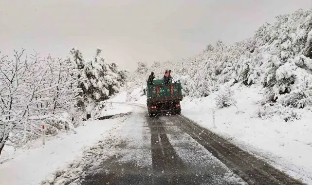 Manisa'da etkili olan kar yağışına, Büyükşehir'den yoğun müdahale