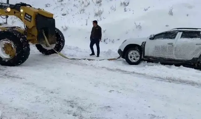 Siirt'te yoğun kar yağışı nedeniyle kapanan yol ulaşıma açıldı