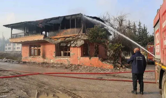 Hatay'da 2 katlı bina alevlere teslim oldu