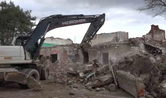 Muratoba'da metruk bina kontrollü şekilde yıkıldı