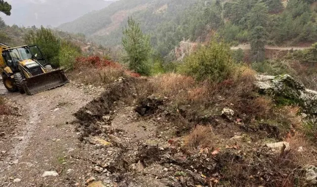 Efeler Belediyesi ekiplerinden kapanan yollara hızlı müdahale