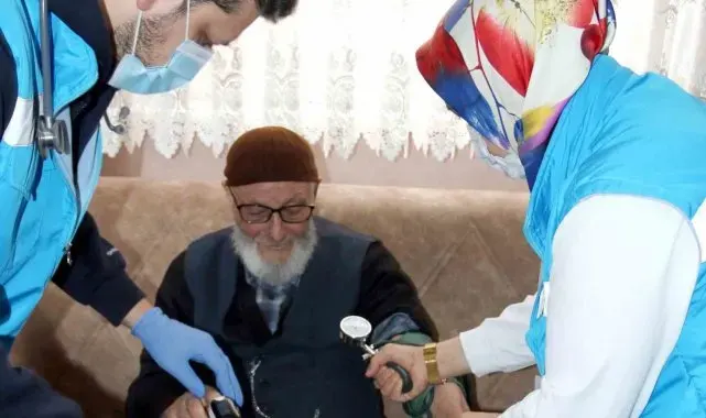 İl Sağlık Müdürü Polat, evde sağlık hizmeti alan şehit babasını ziyaret etti