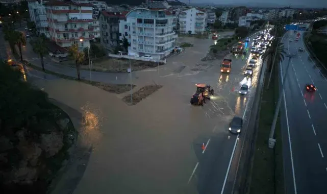 Manavgat'ta yoğun yağış etkili oldu, yollar göle döndü