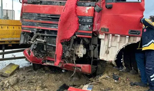 Afyonkarahisar'da tır ile kamyon çarpıştı: 1 ölü, 1 yaralı