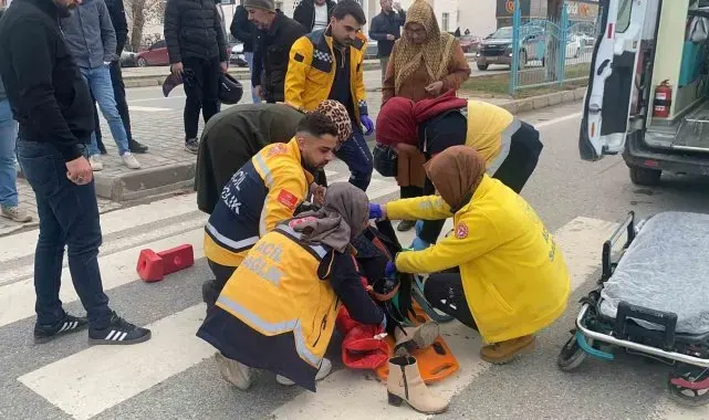 Motosiklet yayaya çarptı: 2 yaralı