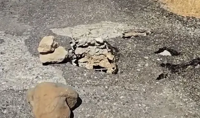 Çüngüş'te bozulan yol tehlike saçıyor