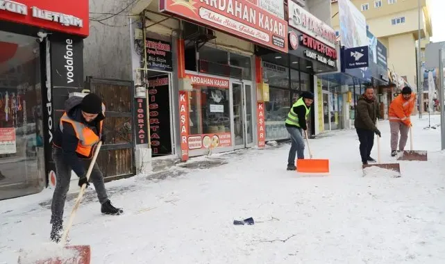 Ardahan'da karla mücadele ekipleri aralıksız çalışıyor