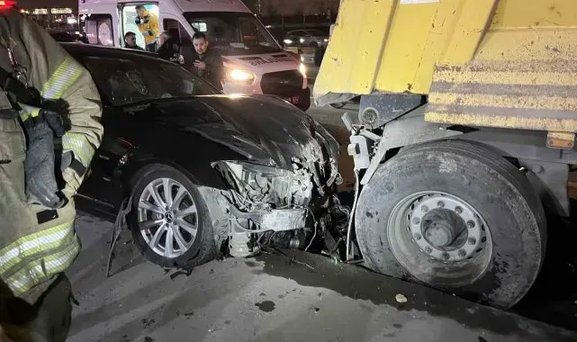 Zeytinburnu E-5'te otomobil polis aracına çarptı: 3 yaralı