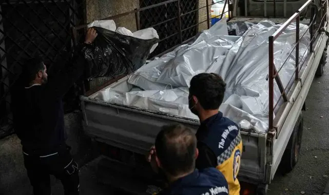 Şam'da toplu mezarlardan çıkarılan sahipsiz cenazeler defnediliyor