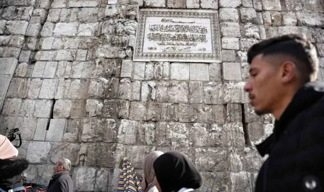 Emevi Camii'nin duvarındaki Hafız Esad'ın ismi çekiçle kazındı