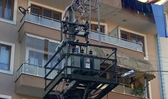 Elektrik trafosu patladı: O anlar kamerada