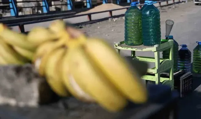 Suriye'de benzini seyyar satıcılar satıyor