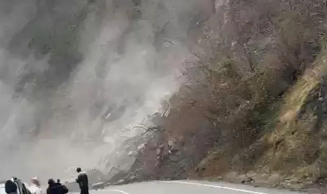 Artvin'deki heyelan anı kameraya yansıdı