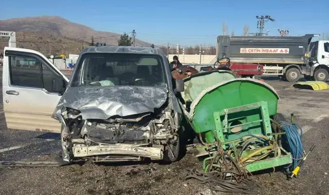 Malatya'da traktör ile hafif ticari araç çarpıştı: 1 yaralı