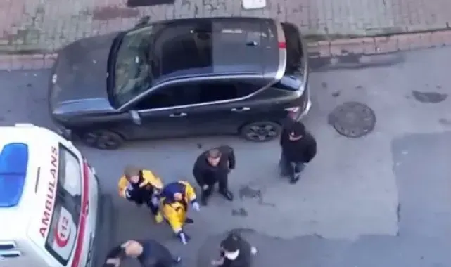 Ümraniye'de vakaya giden ambulans şoförüne saldırı kamerada