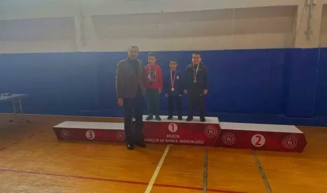 Satranç turnuvasında dereceye giren minikler ödülleri aldı