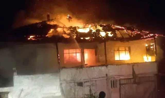 Bacadan çıkan yangında ev küle döndü