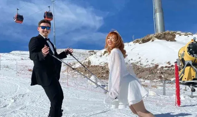 Gelin ve damat Erciyes'te kayak yaptı