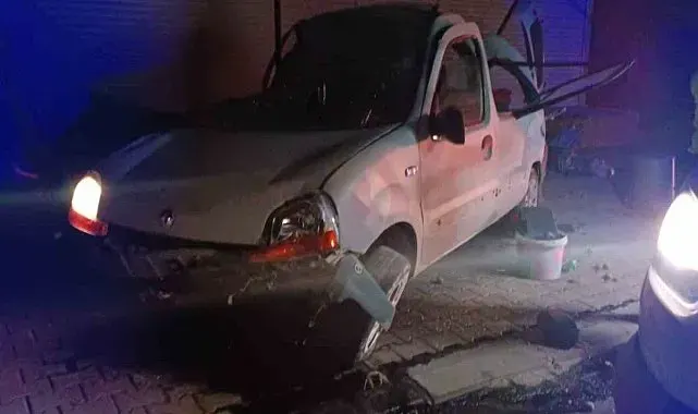 Hafif ticari araç iş yerinin gölgeliğine çarptı: 1 yaralı