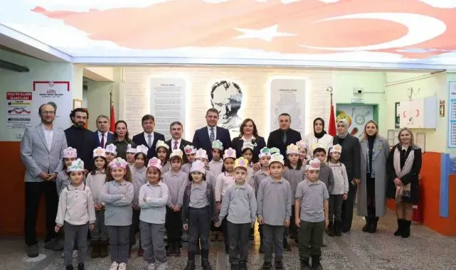 Liseli öğrencilerden ilkokul öğrencilerine fanus ve balık