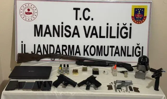 İş yerine çok sayıda silah ve mühimmat ele geçirildi