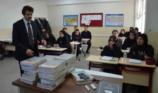 Tercan'da kitaplar dağıtıldı