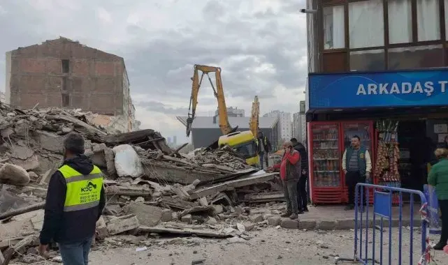 Güngören'de kentsel dönüşüm kapsamında yıkımı yapılan bina çöktü