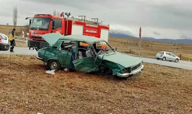 Kütahya'da hayvan yüklü kamyonet otomobille çarpıştı: 2 yaralı