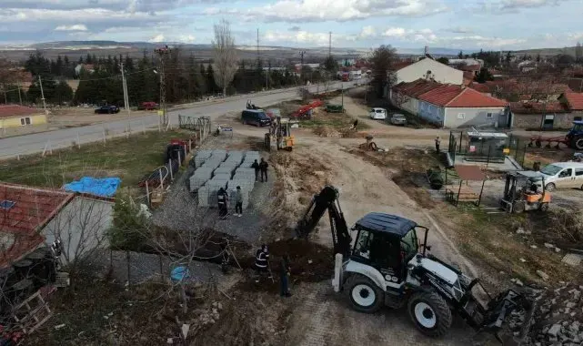 İnönü'de kilitli parke taşı çalışmalarına devam ediliyor