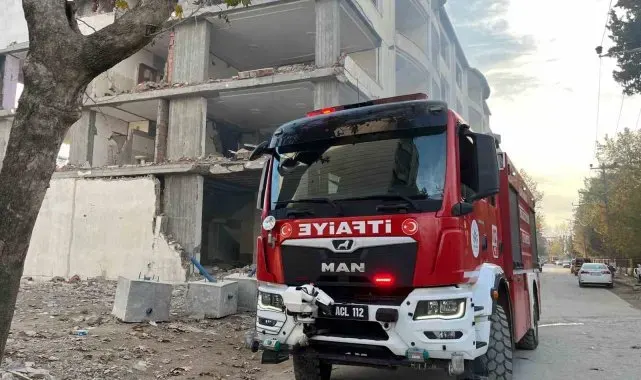 Hasarlı binada çıkan yangın paniğe neden oldu