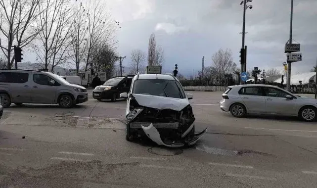 İnegöl'de araçlar çarpıştı: 1'i çocuk 2 yaralı